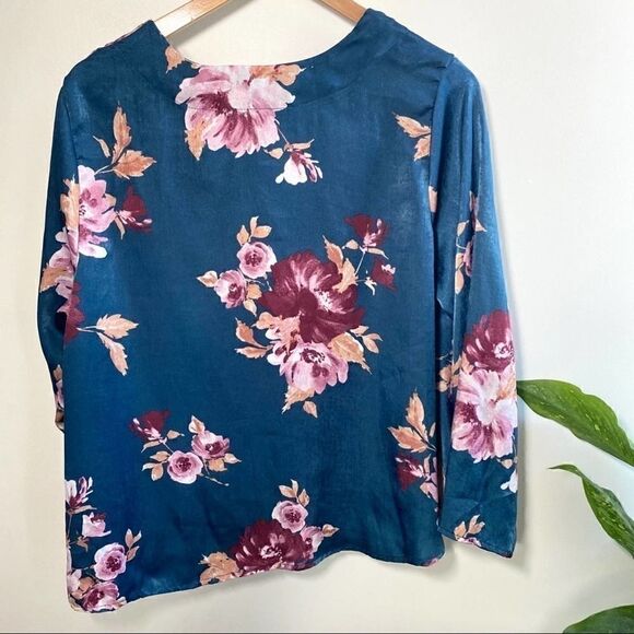 Torrid blue floral satin silky cardigan shawl - Picture 7 of 8